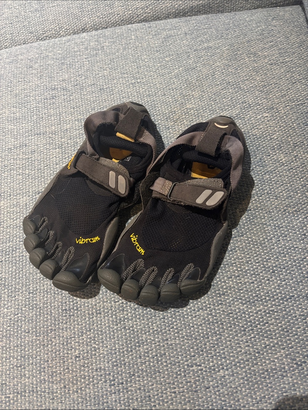Vibram 5 fingers shoes! Youth 3